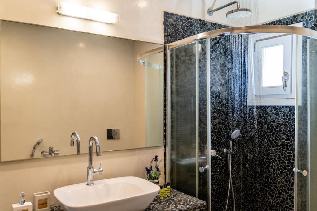 In The Heart Of Fira & Free Pool - Nychteri Suite Exteriör bild