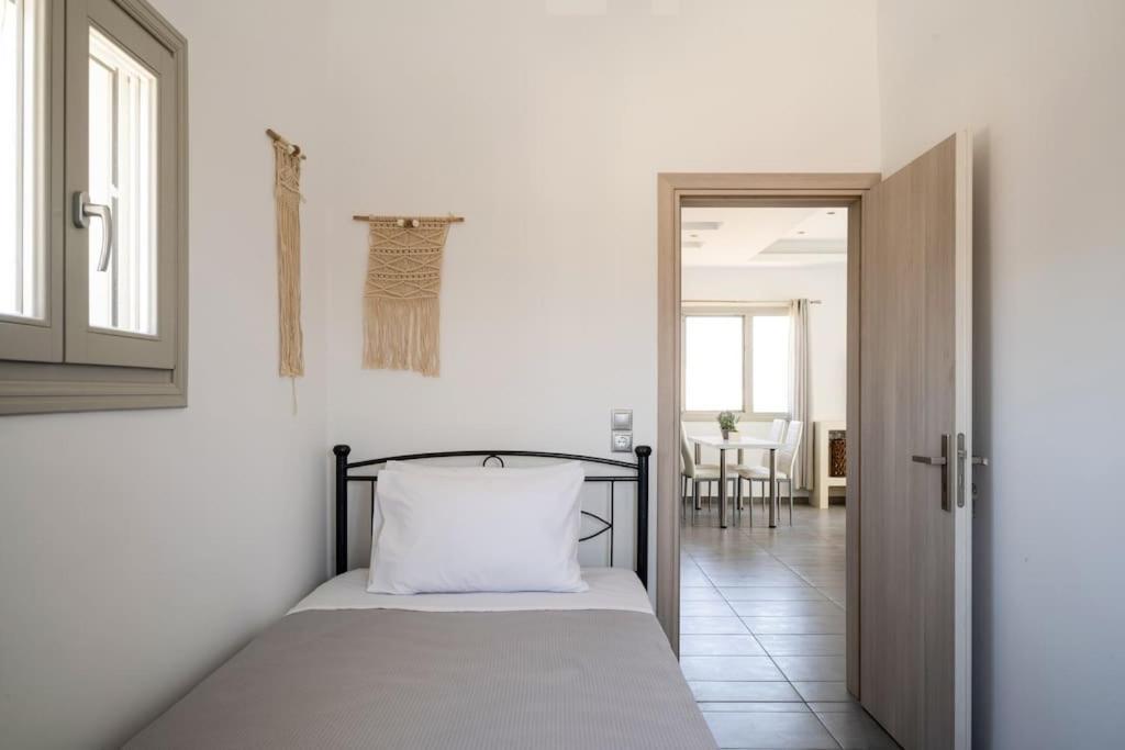 In The Heart Of Fira & Free Pool - Nychteri Suite Exteriör bild