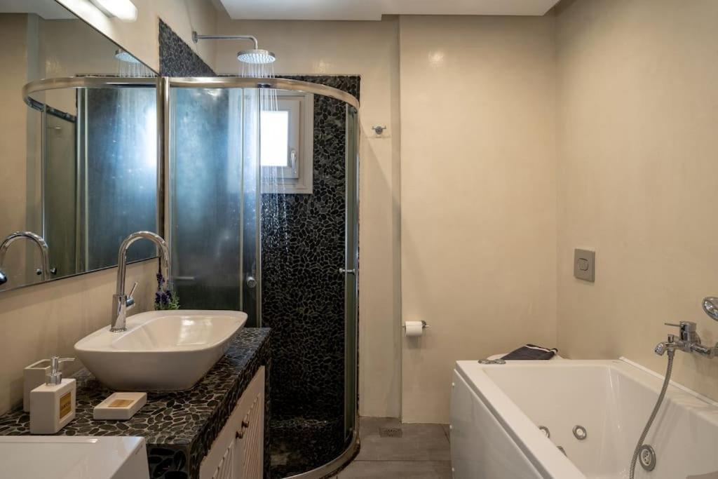 In The Heart Of Fira & Free Pool - Nychteri Suite Exteriör bild