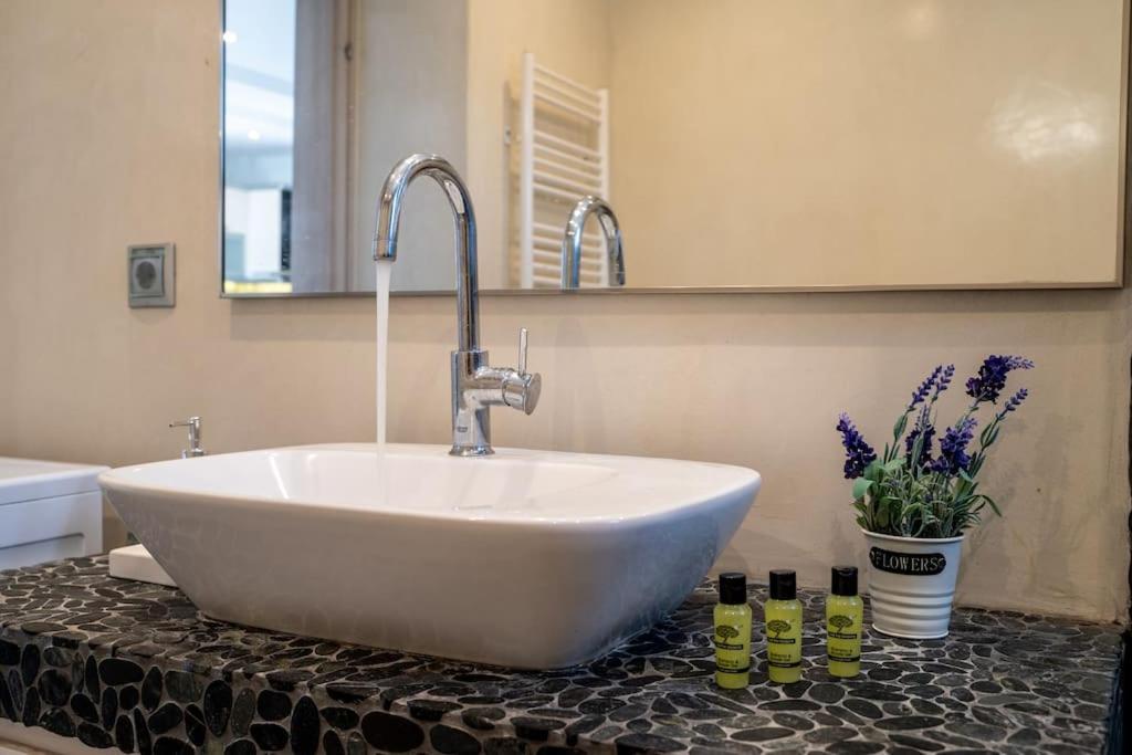 In The Heart Of Fira & Free Pool - Nychteri Suite Exteriör bild