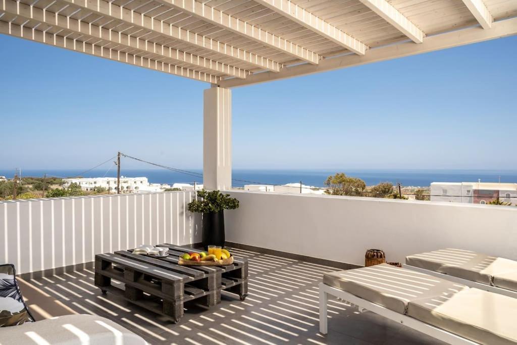 In The Heart Of Fira & Free Pool - Nychteri Suite Exteriör bild
