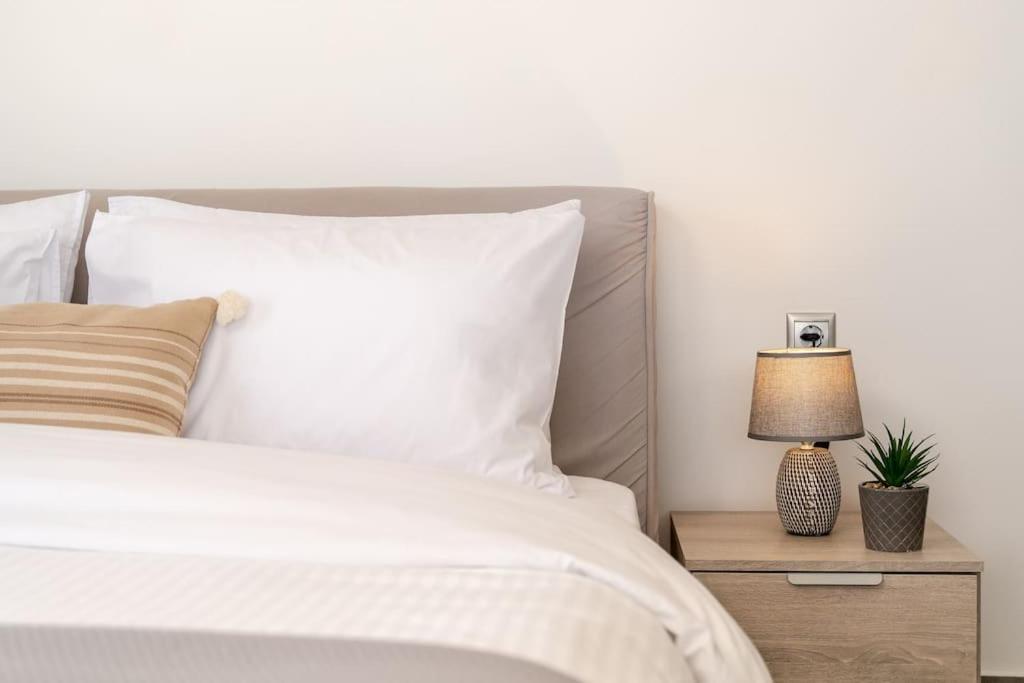 In The Heart Of Fira & Free Pool - Nychteri Suite Exteriör bild